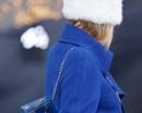 В синем пальто, белой шапке и синей сумкой CHANEL
