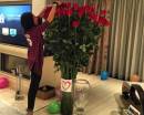 Девушка и огромный букет красных роз
