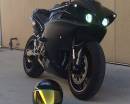 Черный мотоцикл BMW и шлем с зеркальным стеклом
