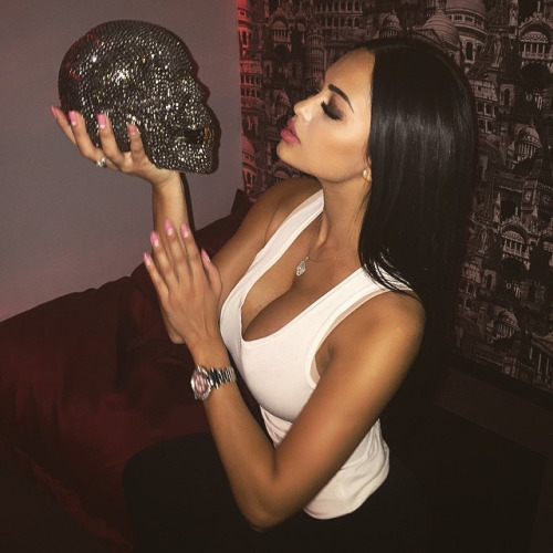 Девушка держит череп в алмазах