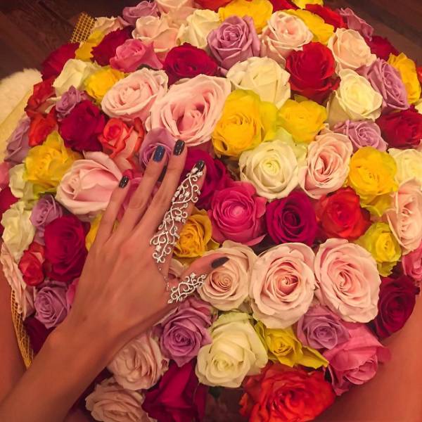 Огромный букет разноцветных роз и кольца на руке