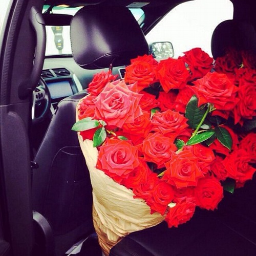 Букет красных роз в автомобиле