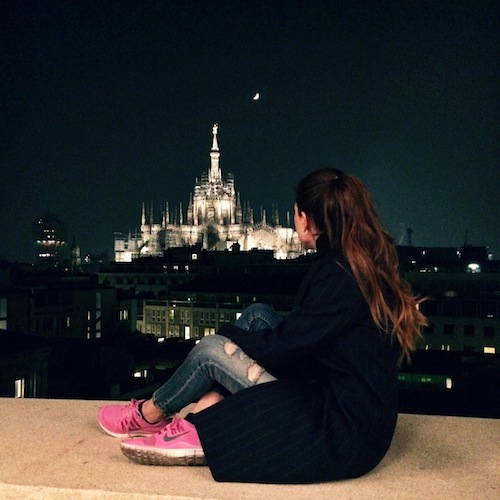 Девушка в розовых кроссовках на крыше