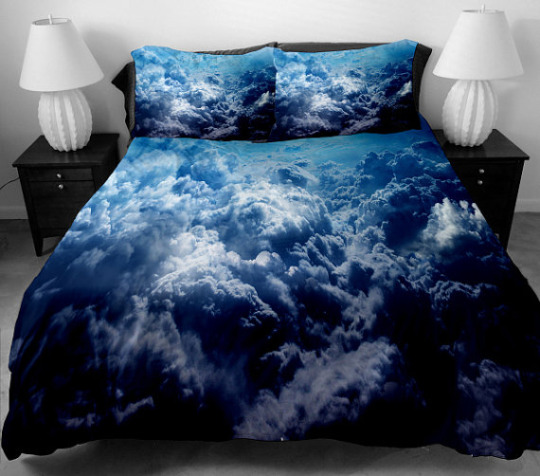 Арт на постели: небо в облаках