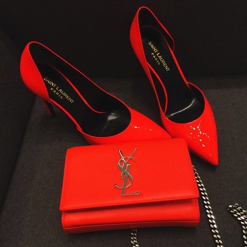 Красные туфли и сумочка от Ив Сен-Лоран
