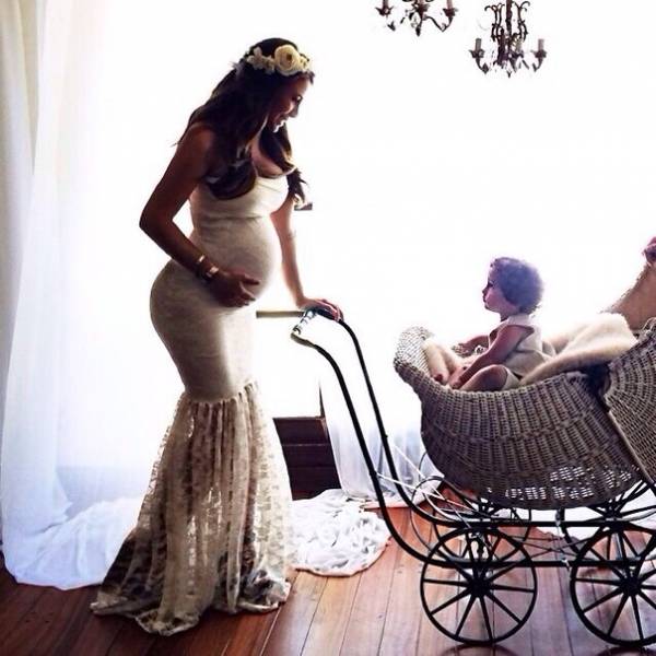 Ребенок в плетенной коляске и беременная мама