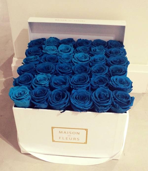 Синие розы в белой коробке