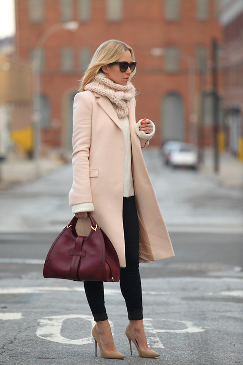 Девушка в нежно-розовом пальто с бордовой сумкой