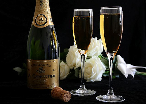 Шампанское, два фужера и белые розы