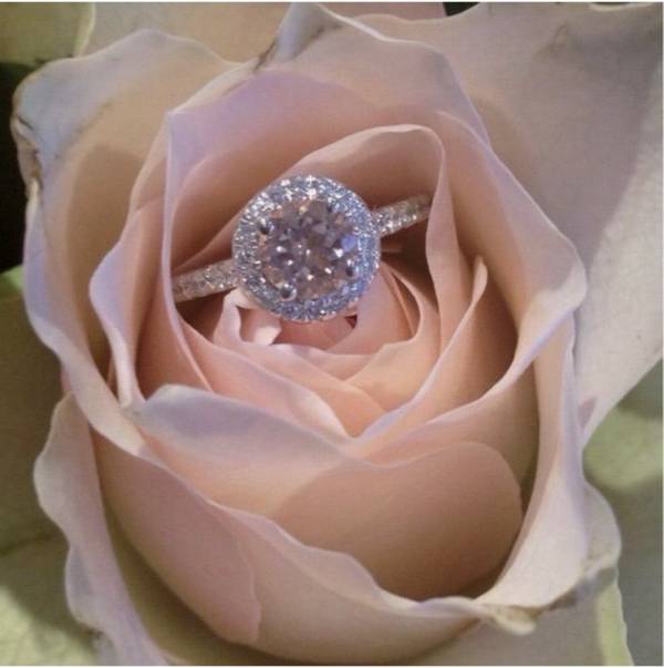 Бриллиантовое кольцо в розовой розе