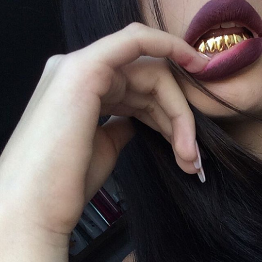 Золотые зубы у девушки