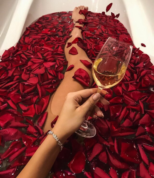 В ванне с лепестками роз и бокалом шампанского