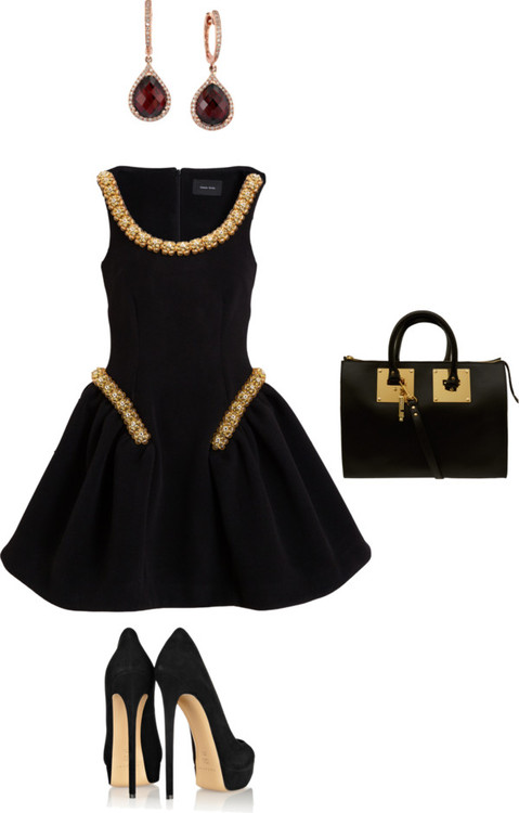 Черное платье, сумка Sophie Hulme и туфли