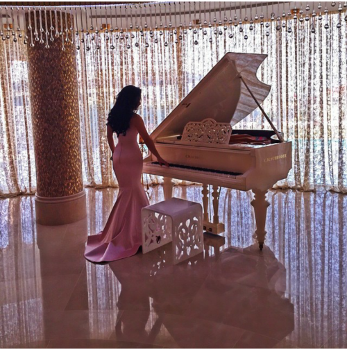 Девушка у белого рояля