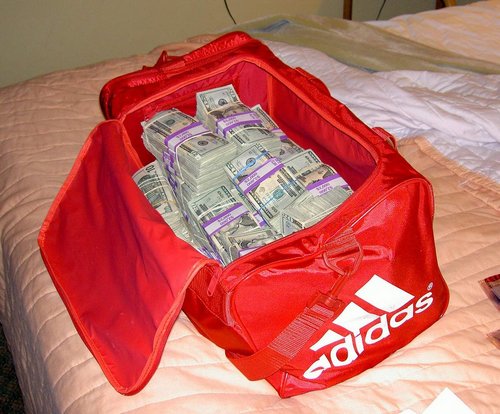 Пачки денег в красной сумке Adidas
