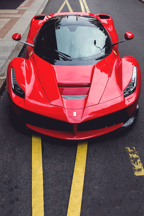 Красная Ferrari