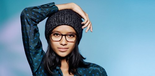 Милая девушка в очках от Warby Parker