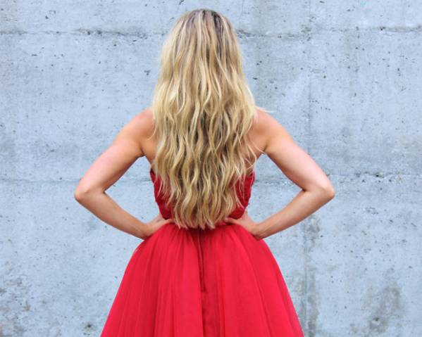 Блондинка в красном платье