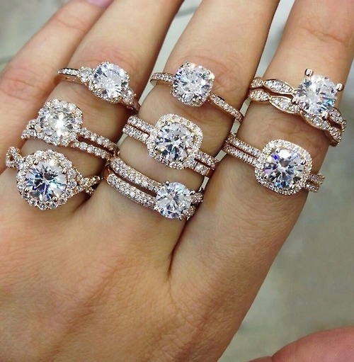 Бриллиантовые кольца на руке