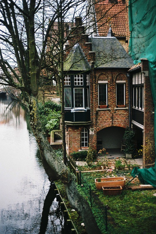 Красивый дом у реки