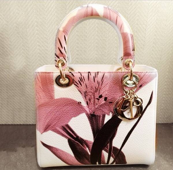 Кожаная белая сумка с нарисованной орхидеей
