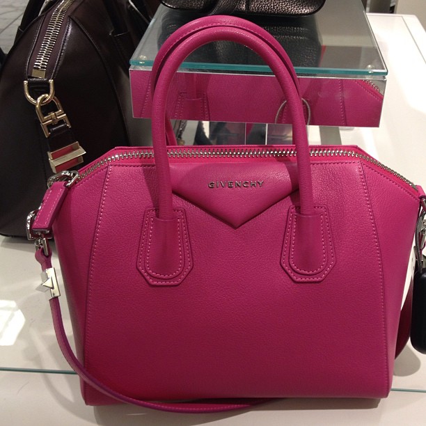 Малинового цвета сумка Живанши (Givenchy)