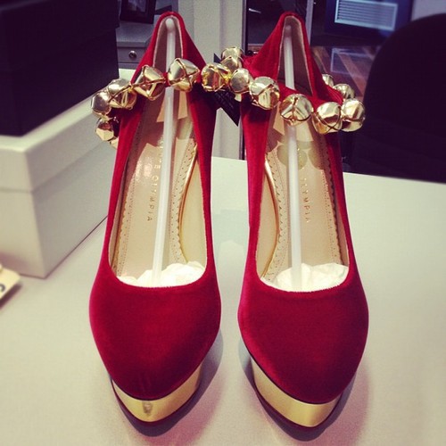 Красные туфли на каблуке от Charlotte Olympia