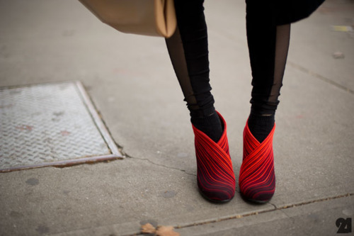 Красивые красные туфли на ногах девушки