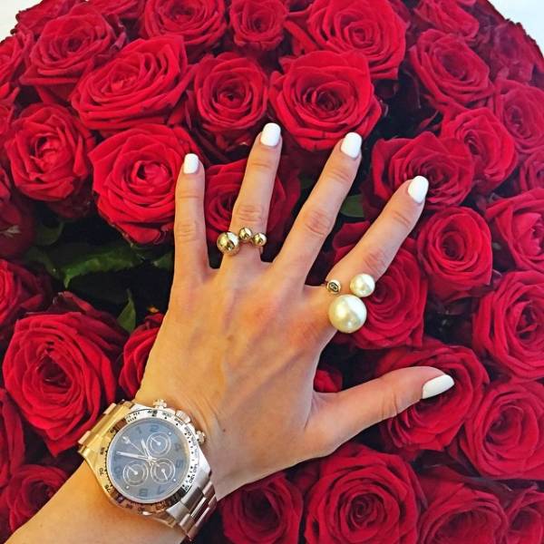 Кольца, часы и букет красных роз