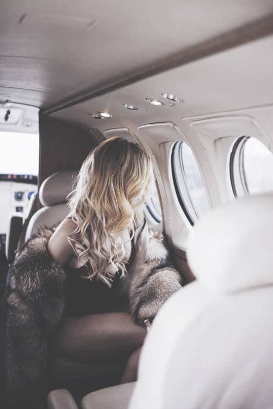 Девушка в самолёте бизнес-класса