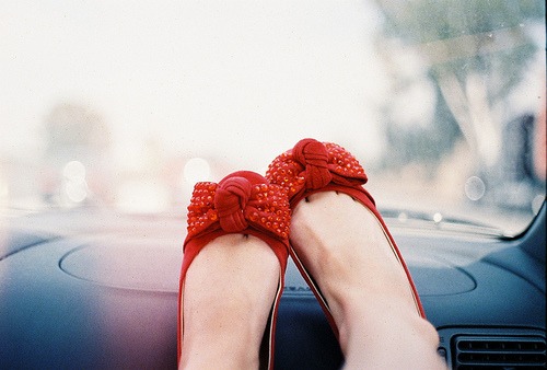 Ноги в красных балетках с бантиками в авто