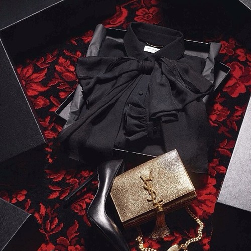 Чёрная блузка, туфли и золотистый кошелёк YSL