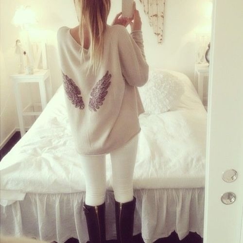 Нарисованные крылья на белой кофте девушки