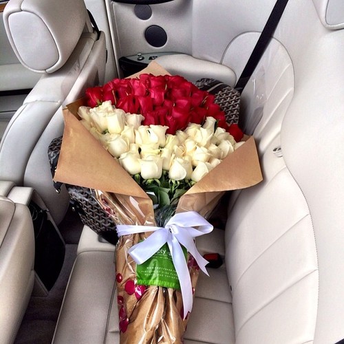 Красные и белые розы в светлом салоне автомобиля