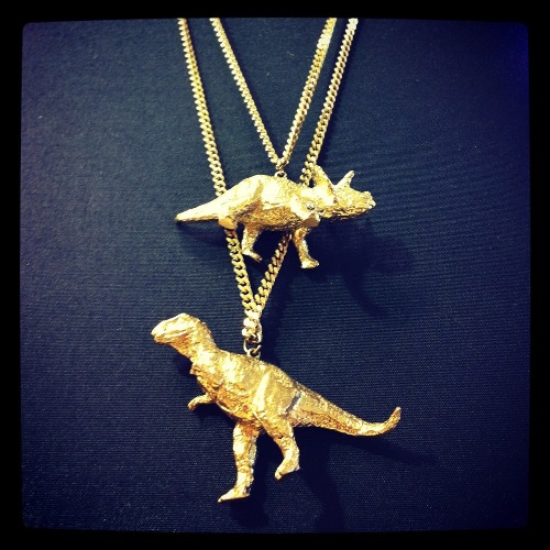 Золотые динозавры на цепочках от Sophie Hulme