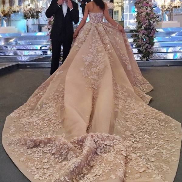 Шикарное платье невесты бежевого цвета