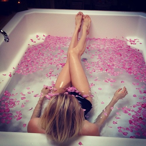 Девушка в ванне с лепестками розовых роз