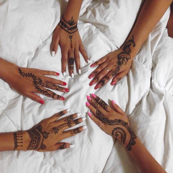 5 женских рук с Мехенди (рисунки хной на руках)