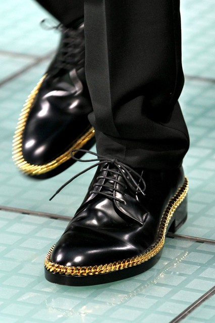 Чёрные ботинки с золотой отделкой