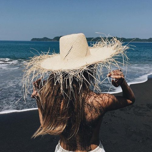 Девушка у моря в соломенной шляпе