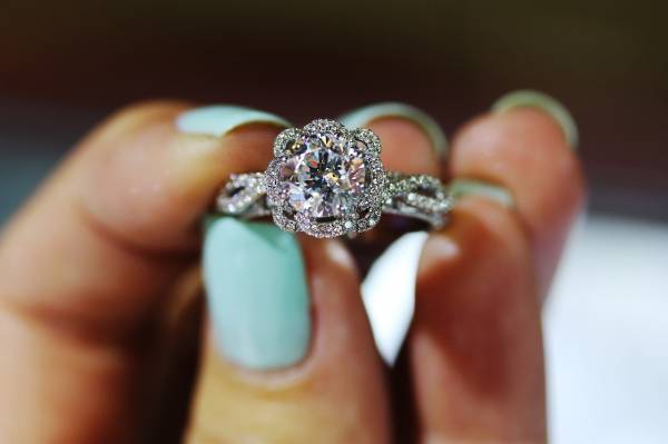 Бриллиантовое кольцо в руке девушки