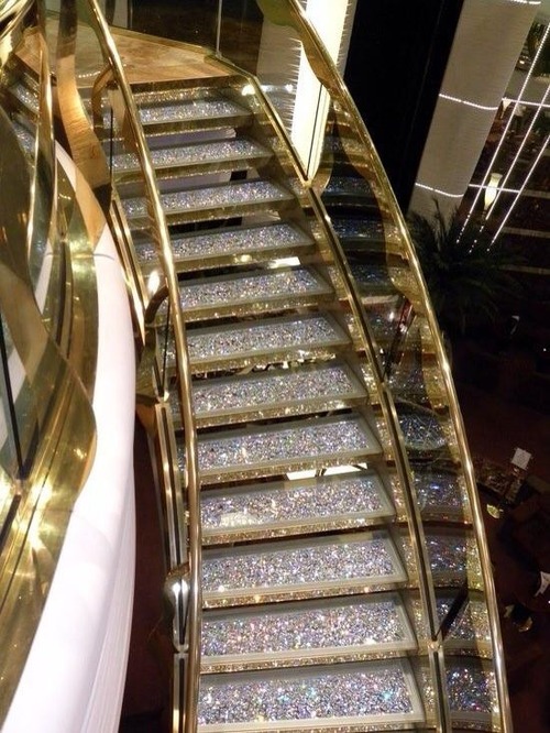 золотой эскалатор с бриллиантовыми ступенями