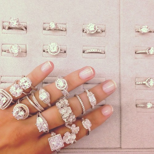 Много бриллиантовых колец на руке