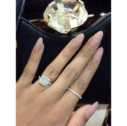 Пудровый лак и кольца с бриллиантами