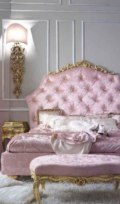Розовый атласный диван с золотистой отделкой