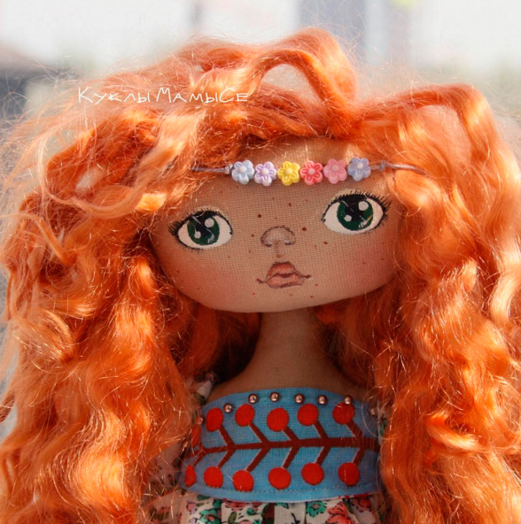 Кукла с рыжими кудрявыми волосами