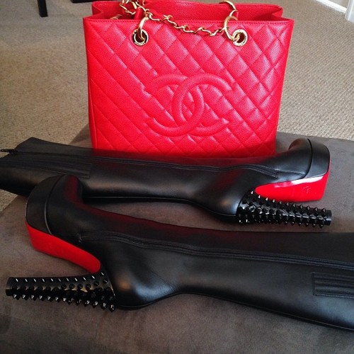 Красная сумка Шанель и черные сапоги