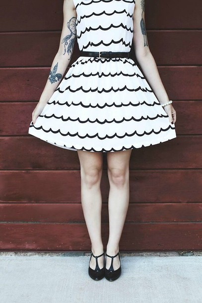 Белое платье с черными волнистыми линиями