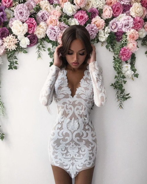 Ажурное белое облегающее платье
