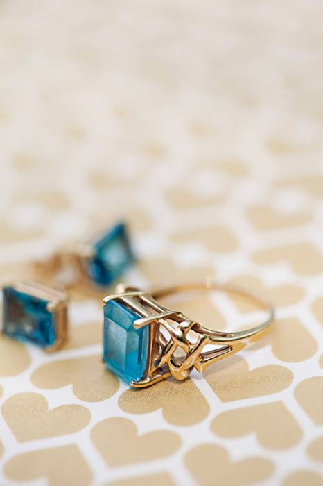 Золотые серьги и кольцо с голубым камнем